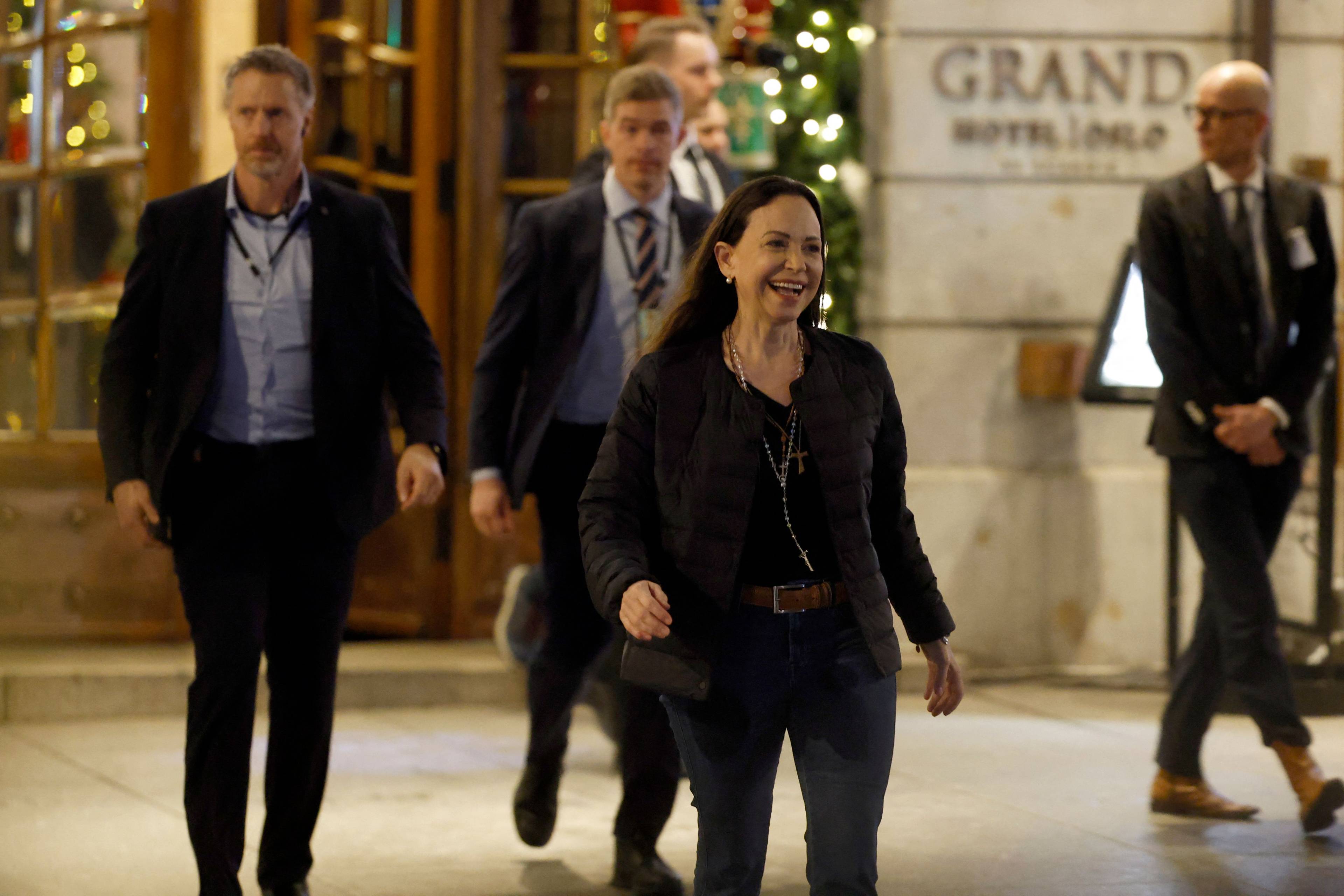 Maria Corina Machado i det hun går ut fra Grand Hotel for å møte tilhengere og støttespillere.