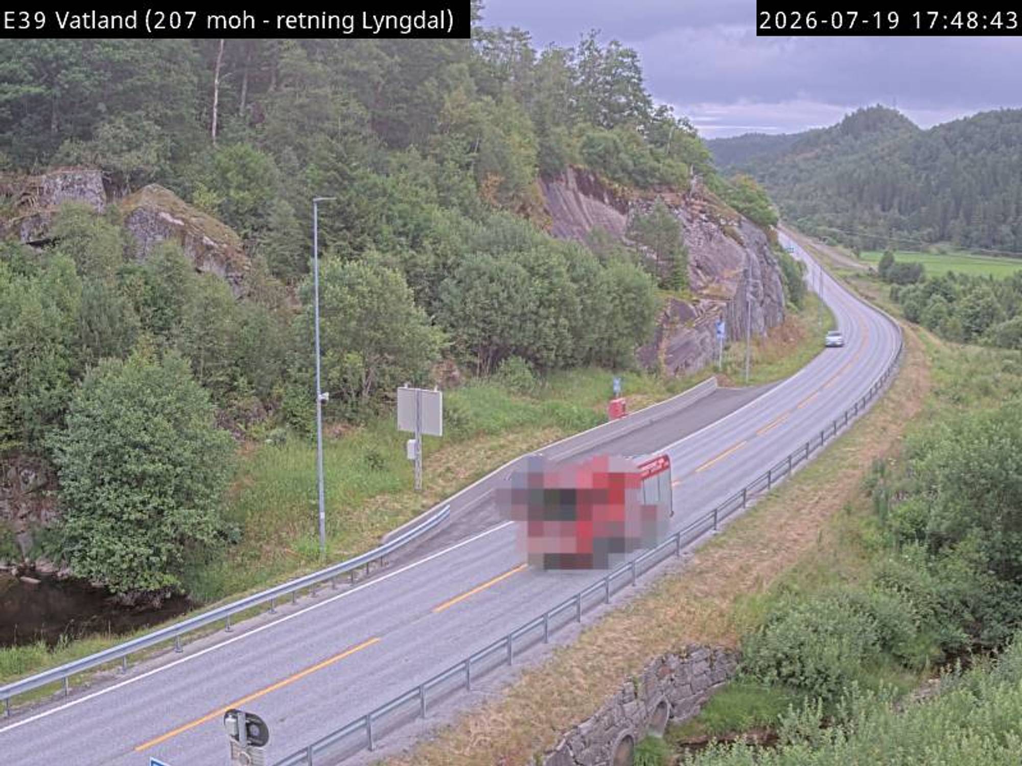 Det har vært en alvorlig trafikkulykke i Kvinesdal. På bilde ser man en vei hvor en brannbil kjører.