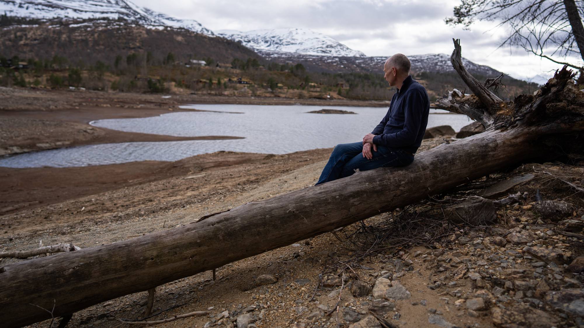 Reagerer på nedtapping av Nysætervatnet i Sykkylven/Stranda. Mange av av hytteeigarane i området reagerer på at vatnet er så nedtappa. Jan Gunnar Hole er ein av dei. Vatnet er regulert og brukt til kraftproduksjon av Tussa Kraft.