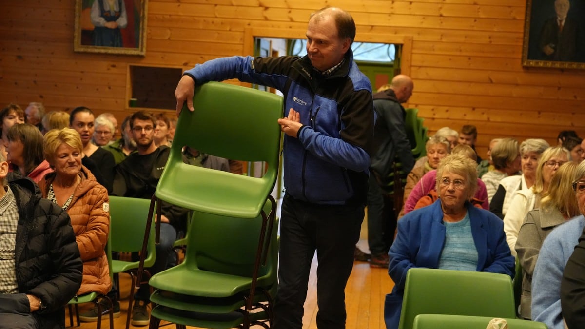 Måtte fram med fleire stolar før folkemøtet