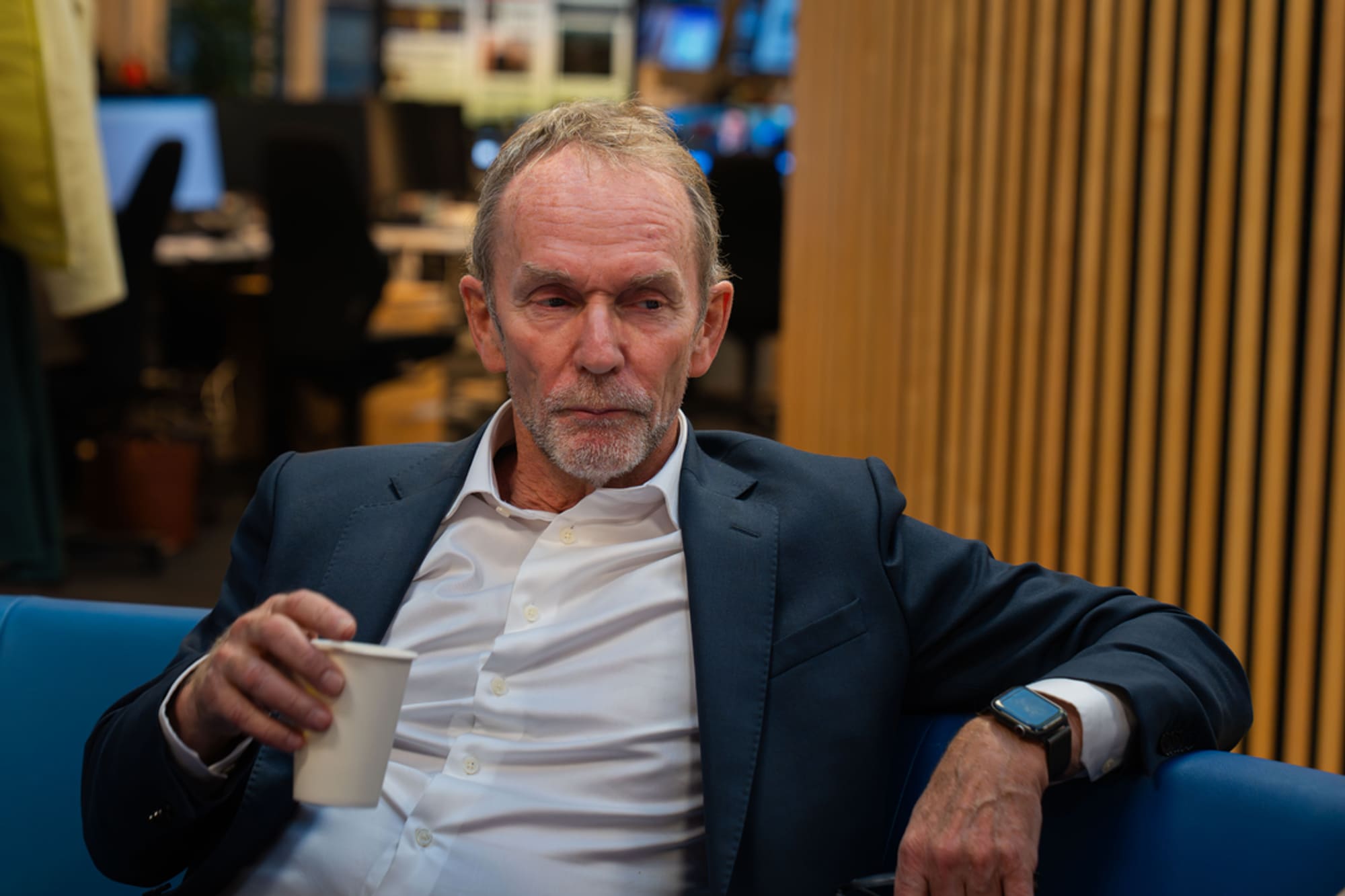 Mann i skjorte og jakke