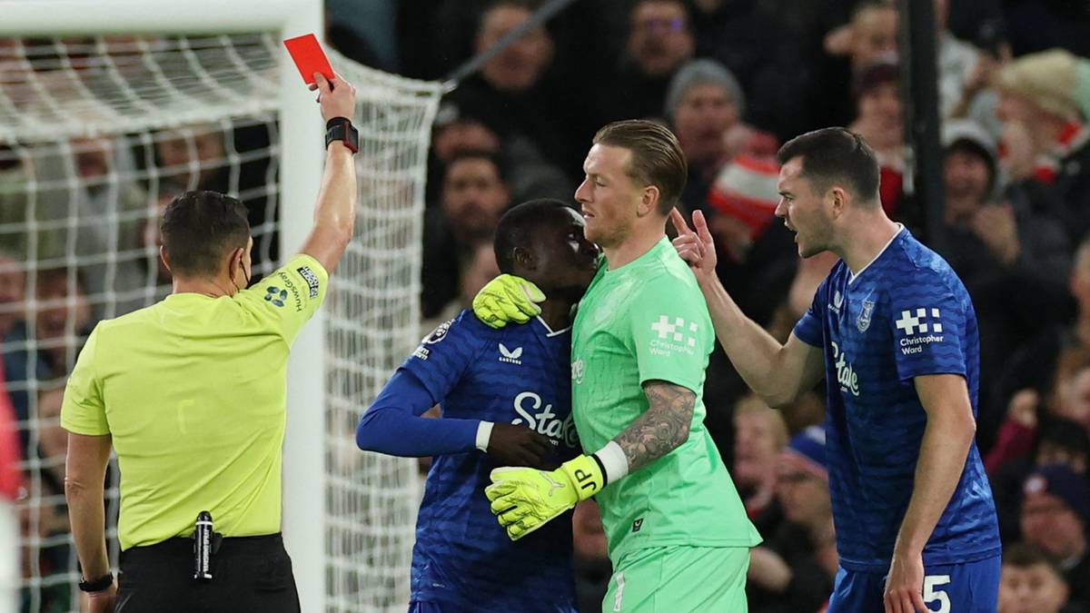 Sjokkutvisning da Everton slo Manchester United – slo til egen lagkamerat