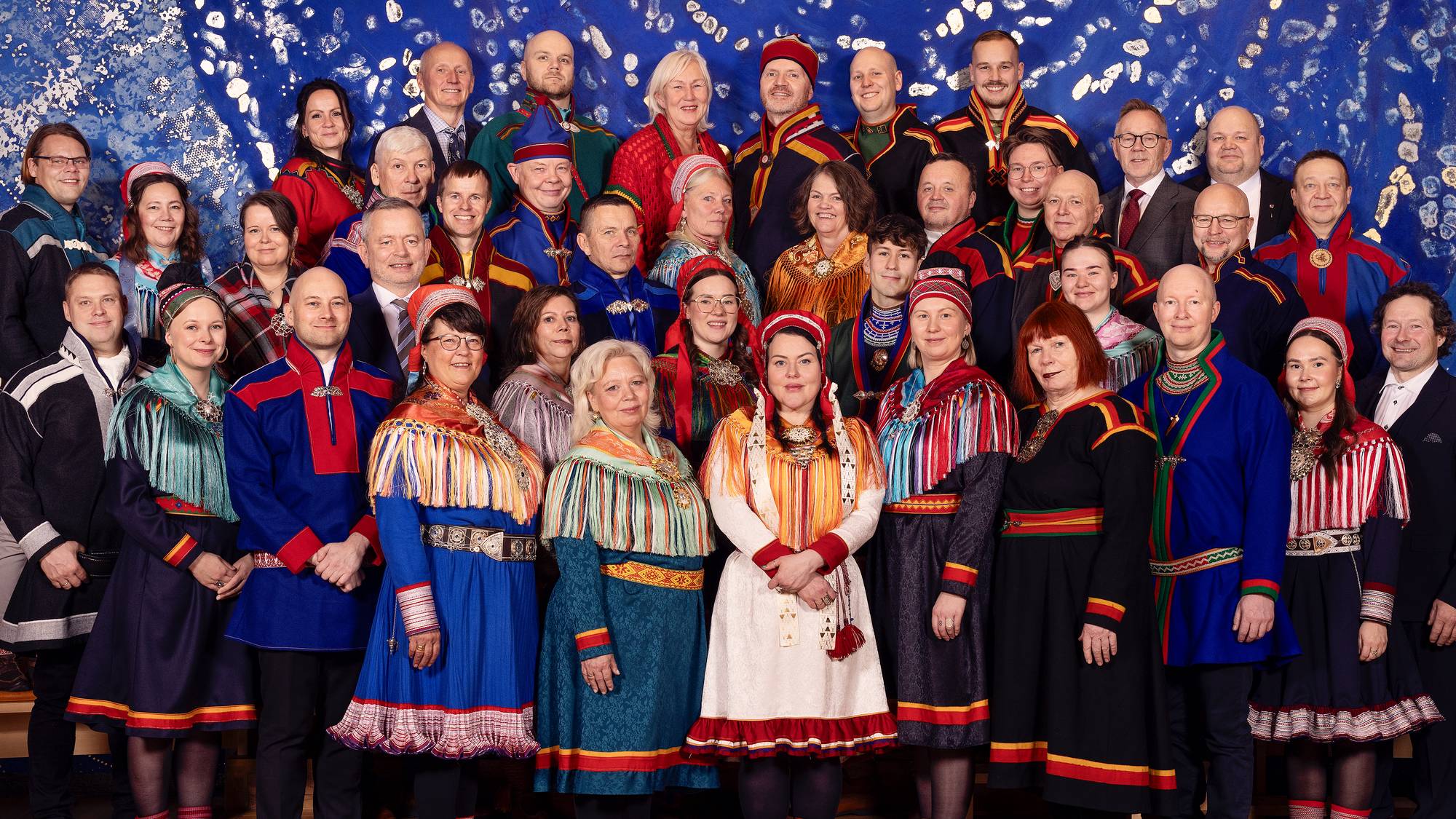 En gruppe mennesker på åpningen av Sametinget (Bildebeskrivelsen er laget av en KI-tjeneste)