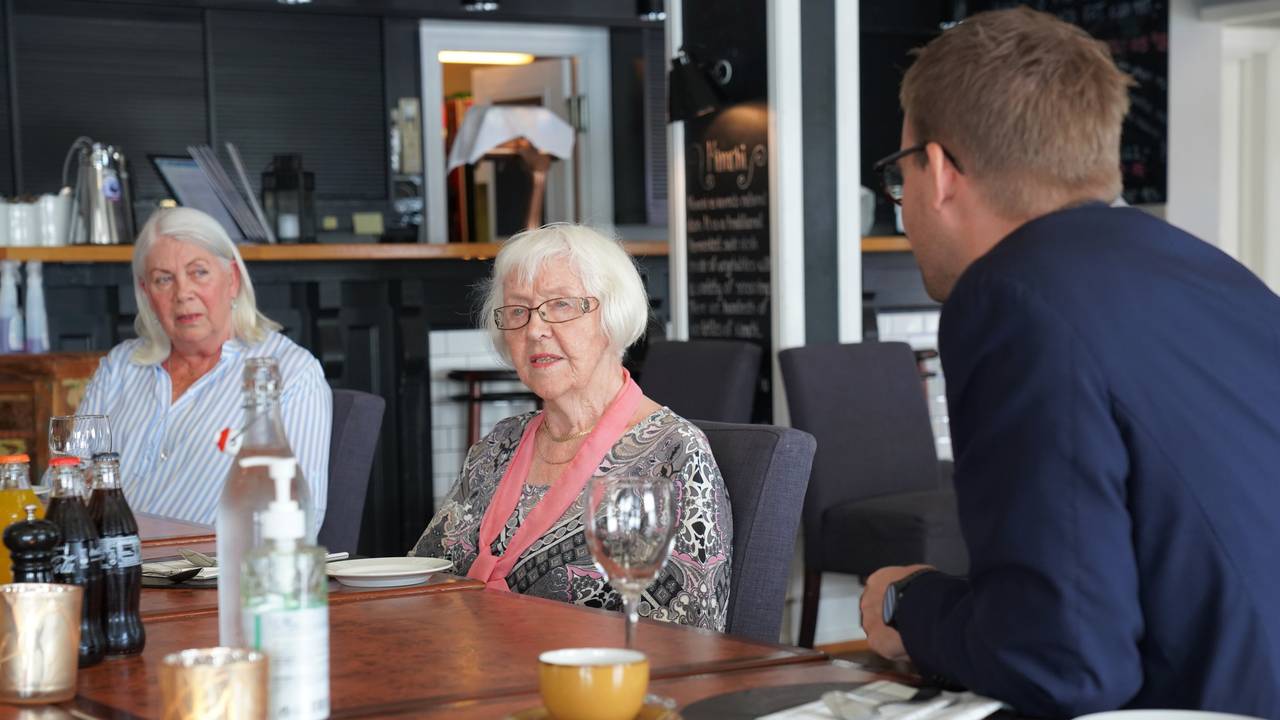 93- åringen Maren Woie på lunsjbesøk med Kjell Ingolf Ropstad.