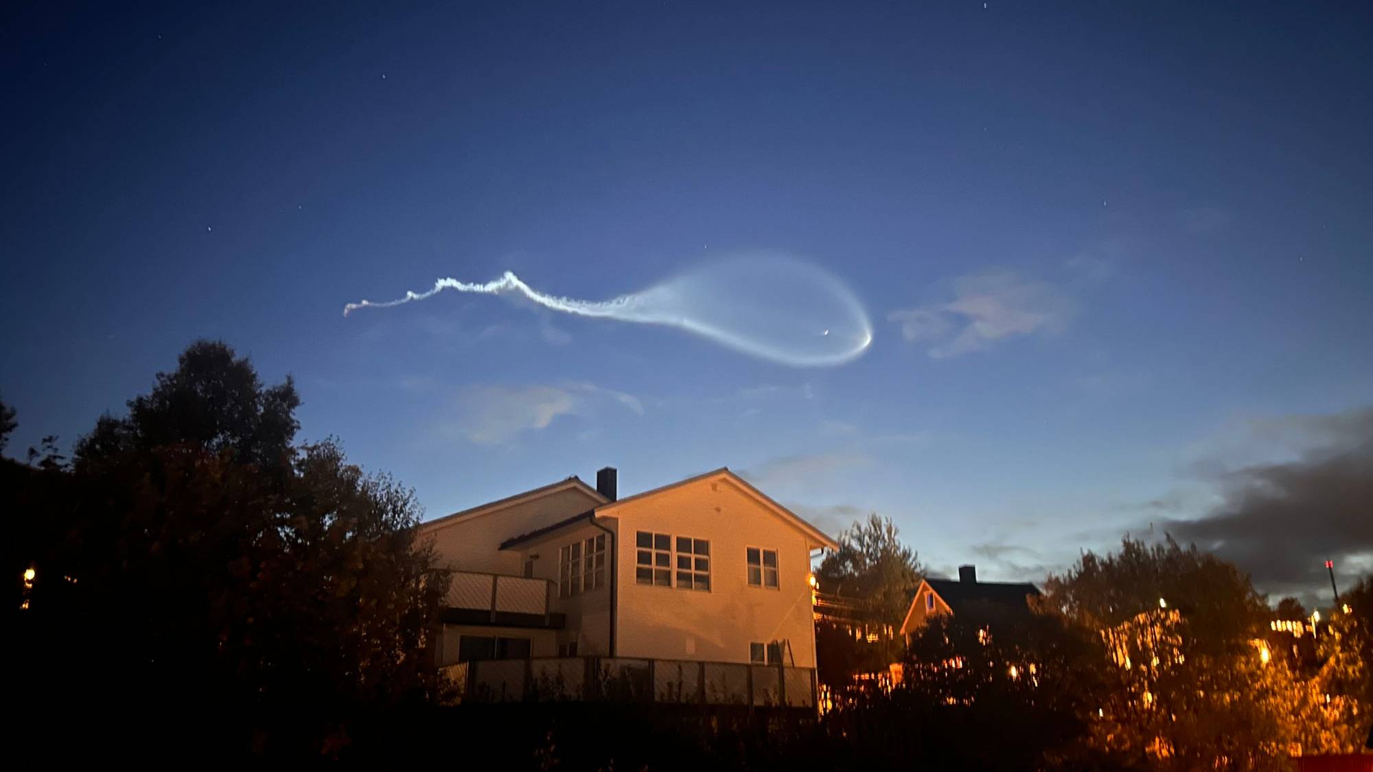 "Spectrum 2" over husstak i Tromsø. 