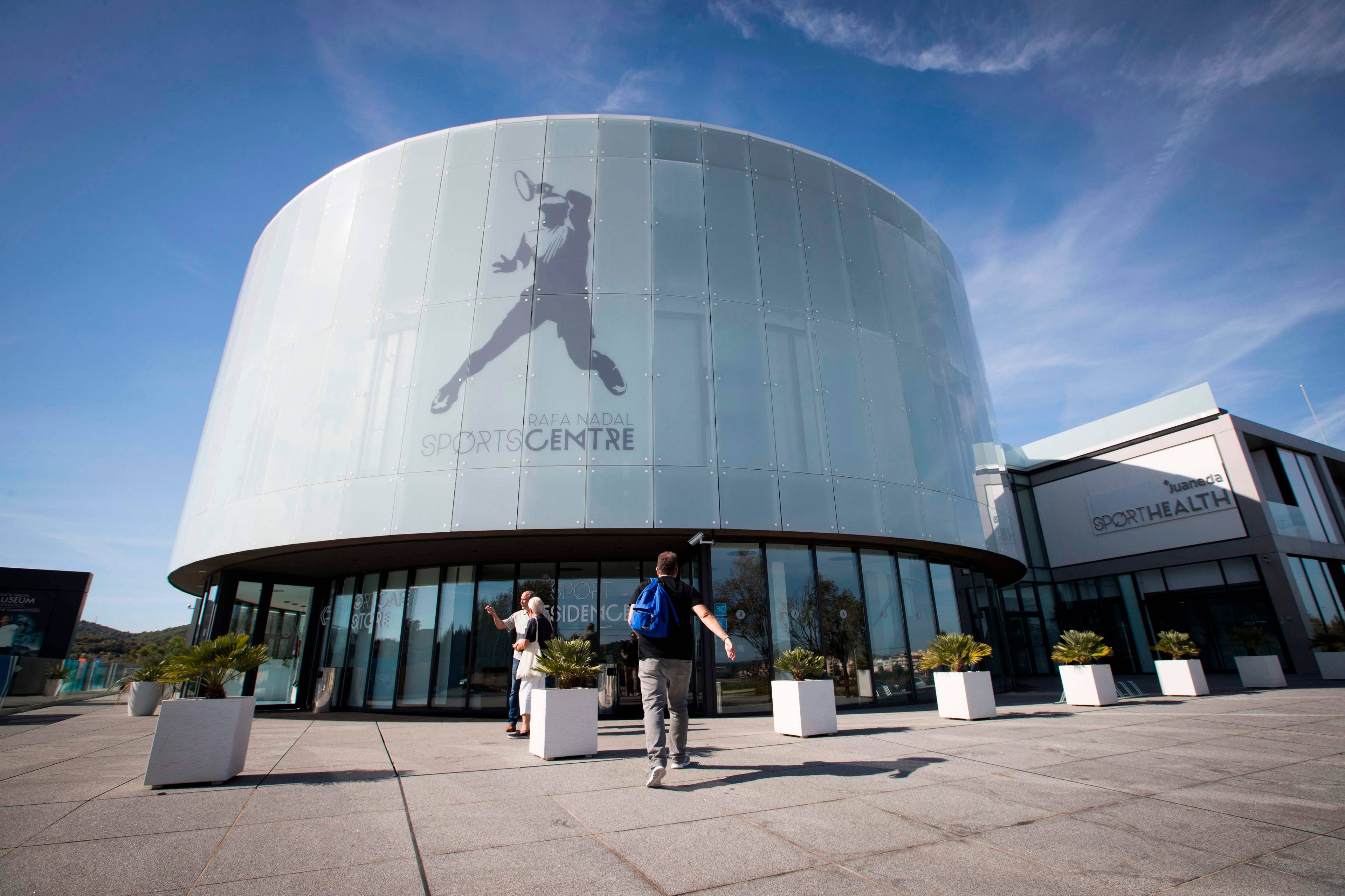 Manacor på Mallorca har tennis- og idrettssenteret Rafa Nadal Academy, som er oppkalt etter den store tennisstjernen Rafael Nadal.