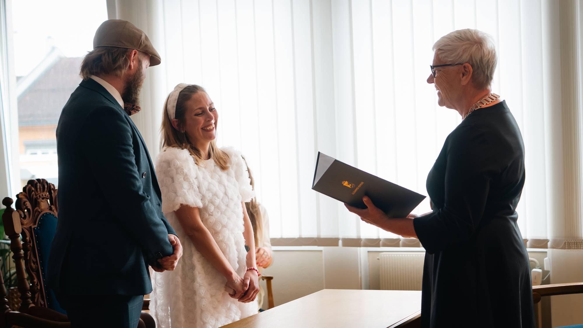 brudepar står foran ordfører under vielse
