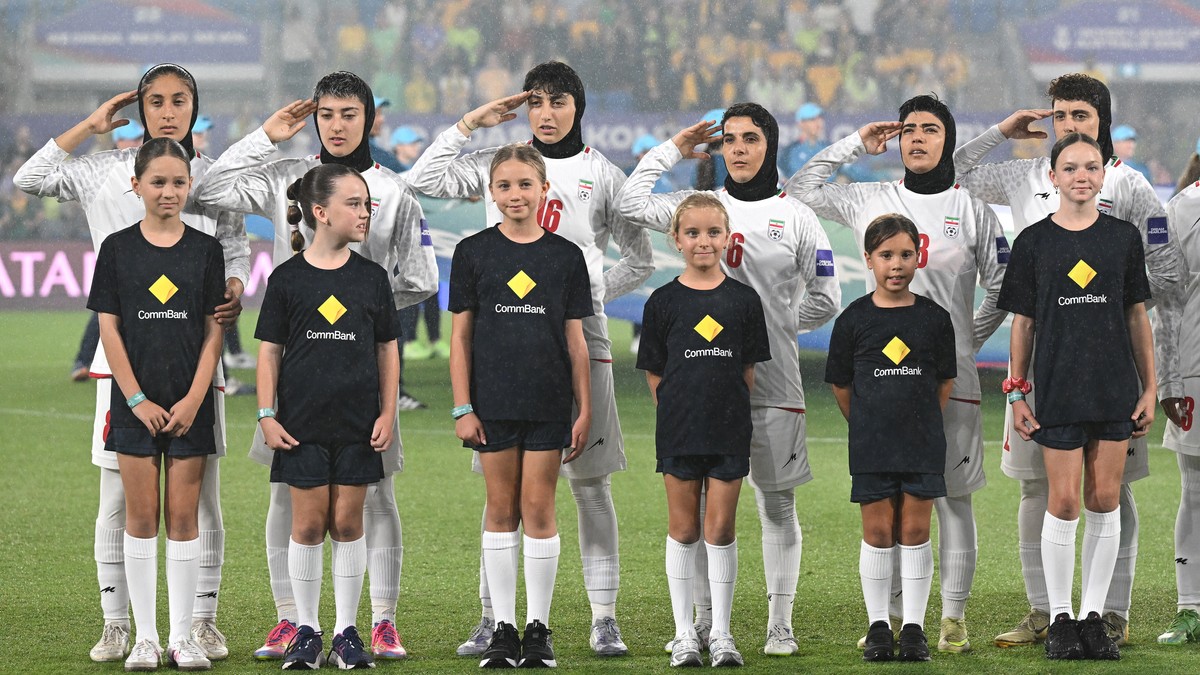 Irans landslag mellomlandet i Malaysia – hjemreise i det blå