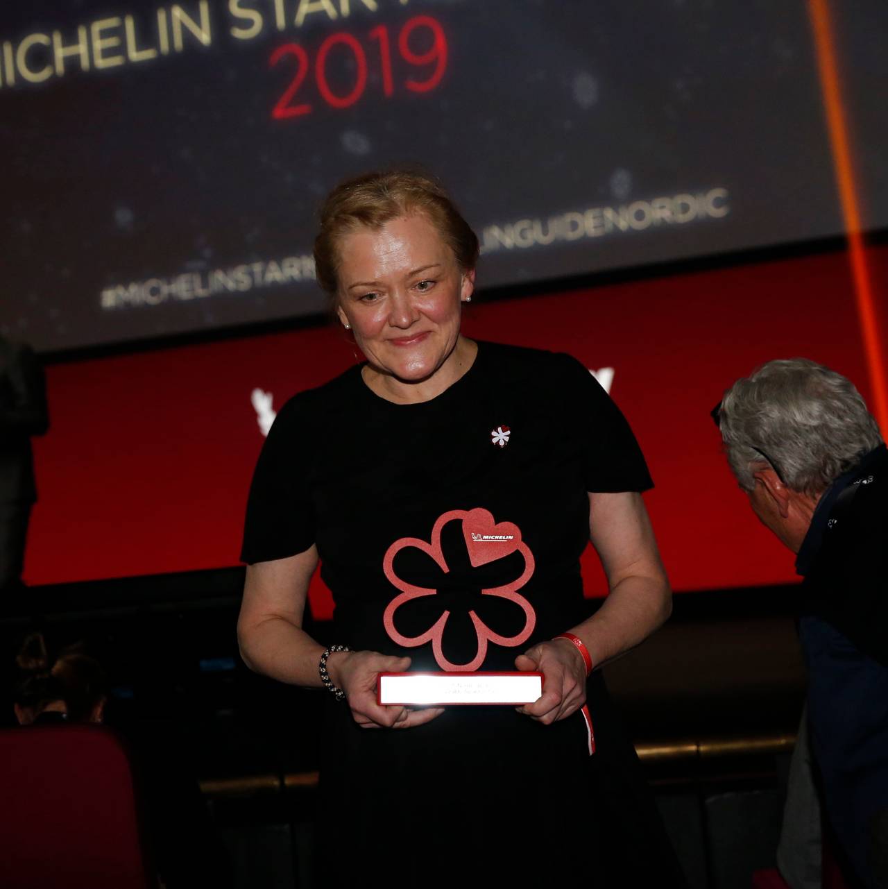 En smilende Heidi Bjerkan går av scenen i Århus under utdelingen av Michelin-stjerner