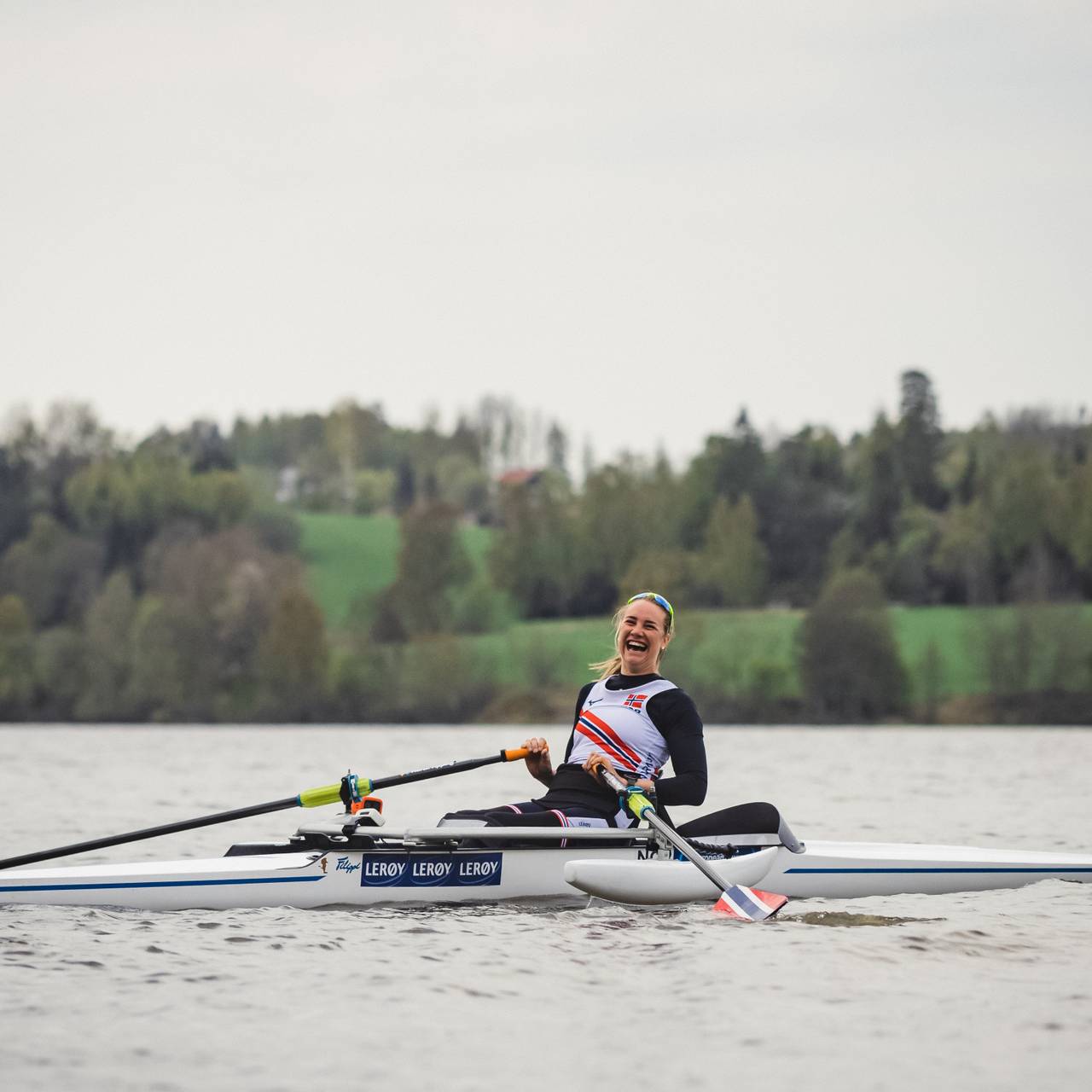 Birgit gliser i båt
