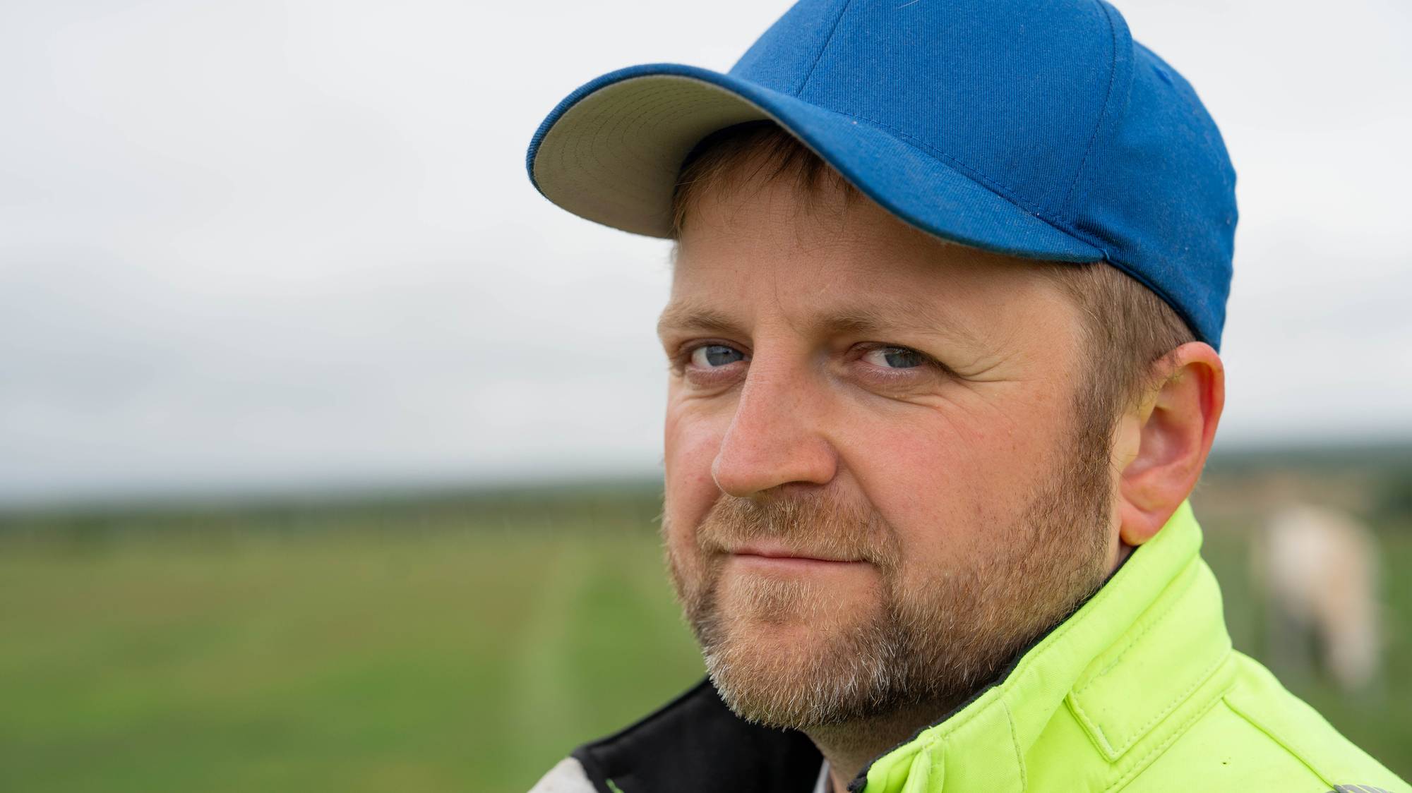 Bonde Sindre Storegraven forbereder gården før et nytt melkefjøs skal bygges og driften legges om.