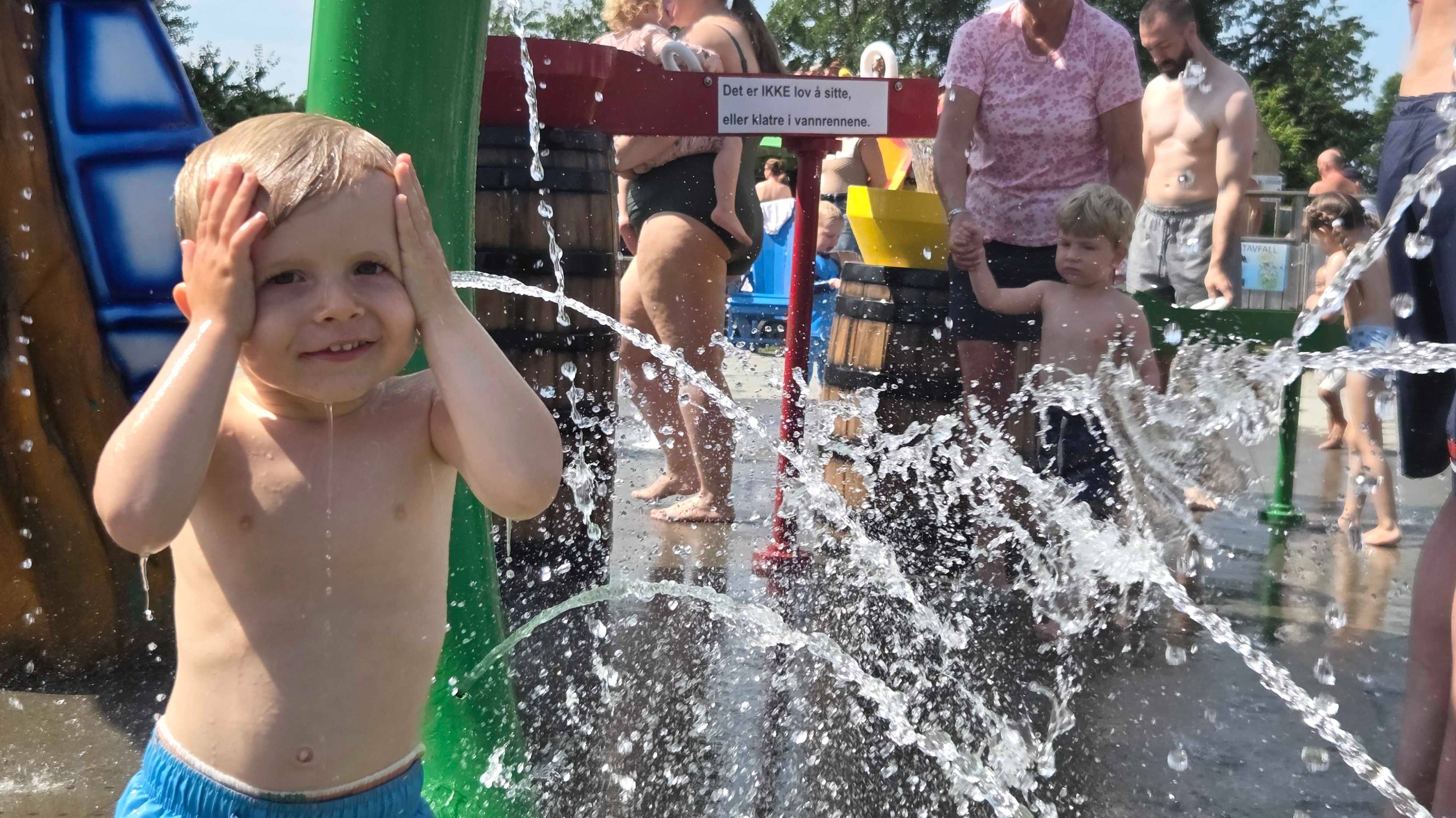 en ung gutt bader i foldvik familiepark