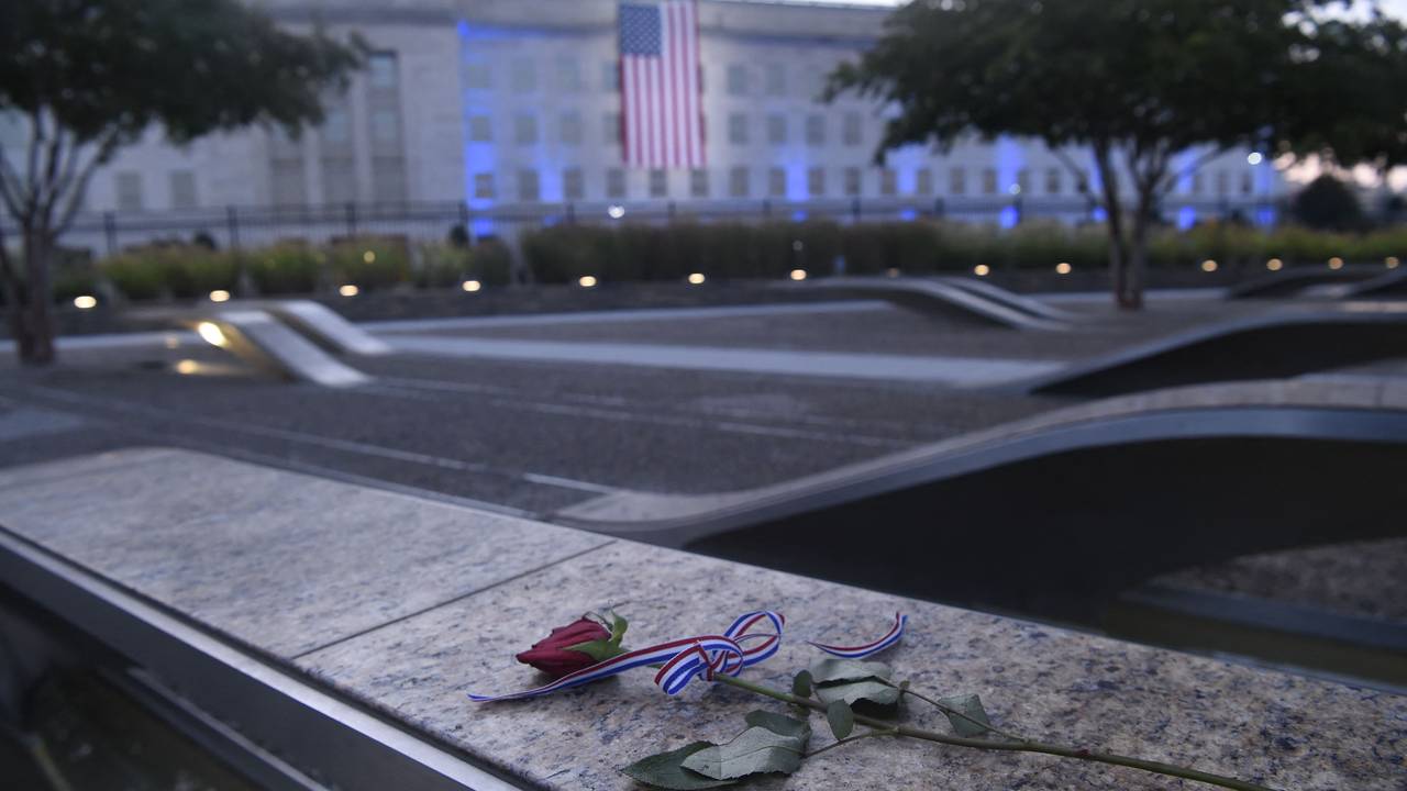 Det amerikanske flagget henger fra Pentagon for å minnes 20-årsdagen for terroangrepene i USA 11.september 2001