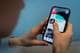Håkon Mosvold Larsen / NTB Illustrasjonsbilde av sosiale medier. Bilde av noen som holder en mobiltelefon i hånden, hvor TikTok-appen vises.