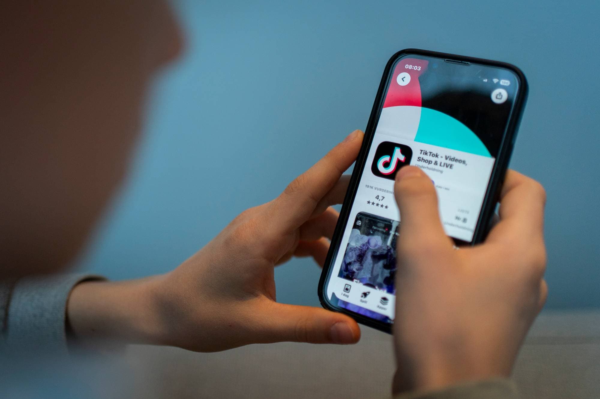 Illustrasjonsbilde av sosiale medier. Bilde av noen som holder en mobiltelefon i hånden, hvor TikTok-appen vises. 