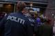 Photo : Truls Skram Lerø / NRK La police et les civils entrent dans l'entrée du centre commercial