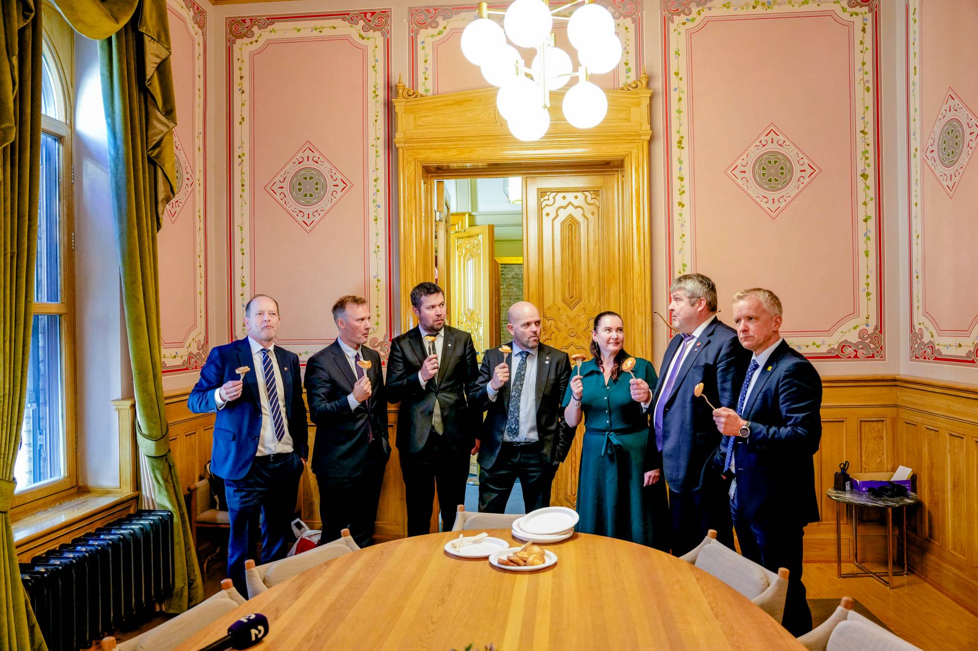 Oslo 20261006. Bård Ludvig Thorheim, Geir Pollestad, Geir Inge Lien, Monica Molvær, Bent Rune Strifeldt og Jørgen Kristiansen feirer med fiskekake etter at Senterpartiet stemte sammen med Høyre, Kristelig Folkeparti og Fremskrittspartiet for å fjerne CO2-avgiften på drivstoff for fiskefartøy fra 1. januar. Foto: Fredrik Varfjell / NTB
