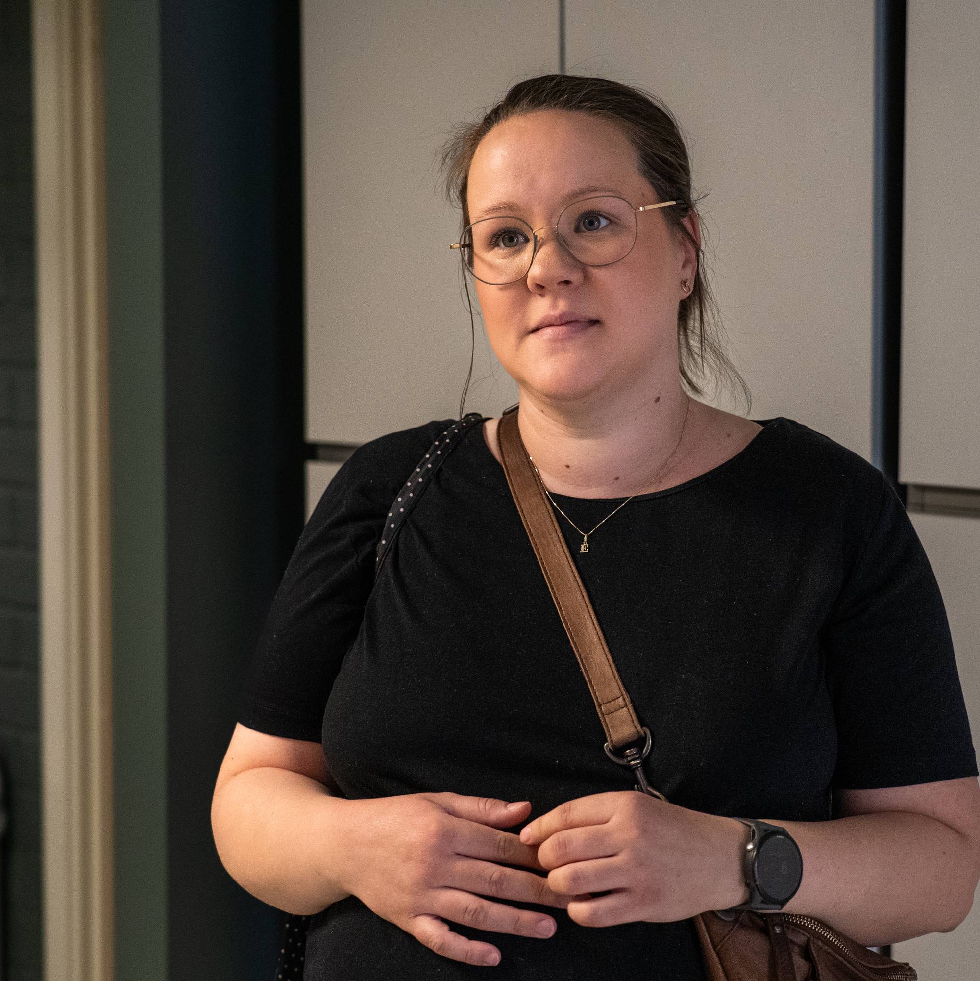 Kvinne ser i kamera