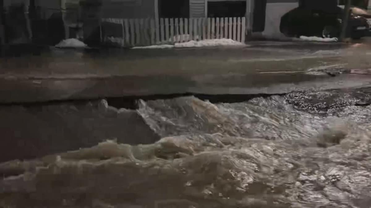 Rita våknet av at vannet oversvømte kjøkkenet: – Fikk helt sjokk