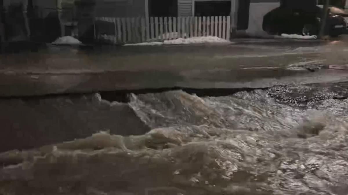 Rita våknet av at vannet oversvømte kjøkkenet: – Fikk helt sjokk