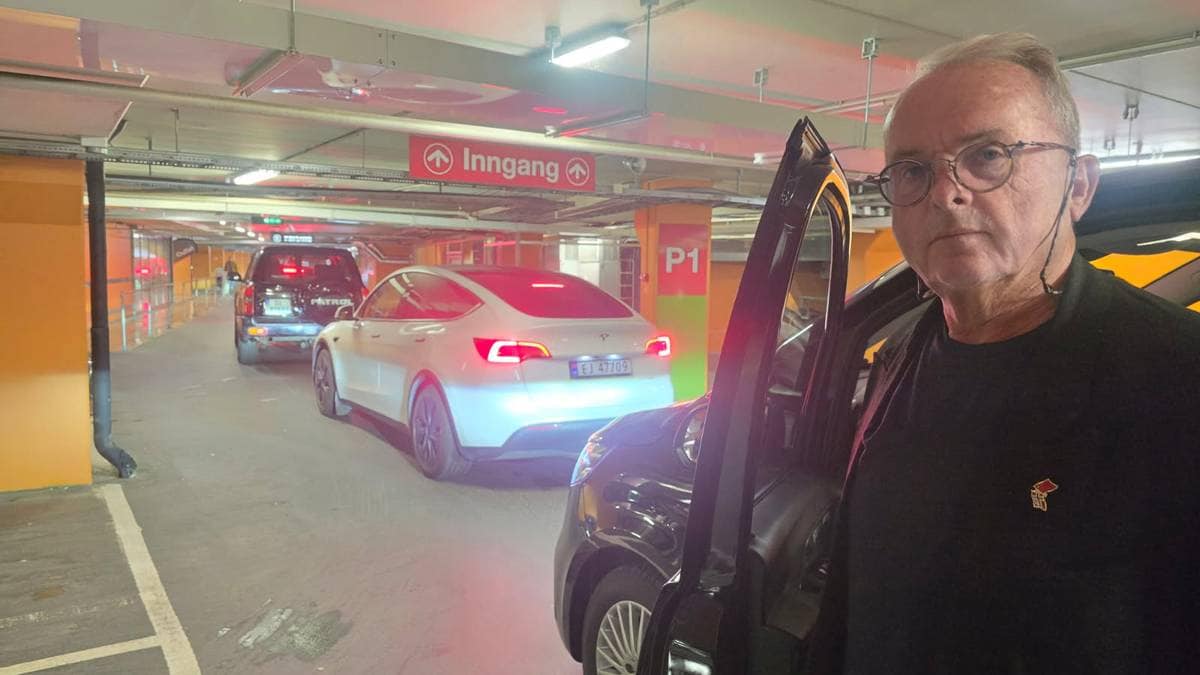 Bærum'daki Slependen Senter'de Alışveriş Yapanlar, Trafik Kaosu Nedeniyle Otoparkta Üç Saatten Fazla Mahsur Kaldı