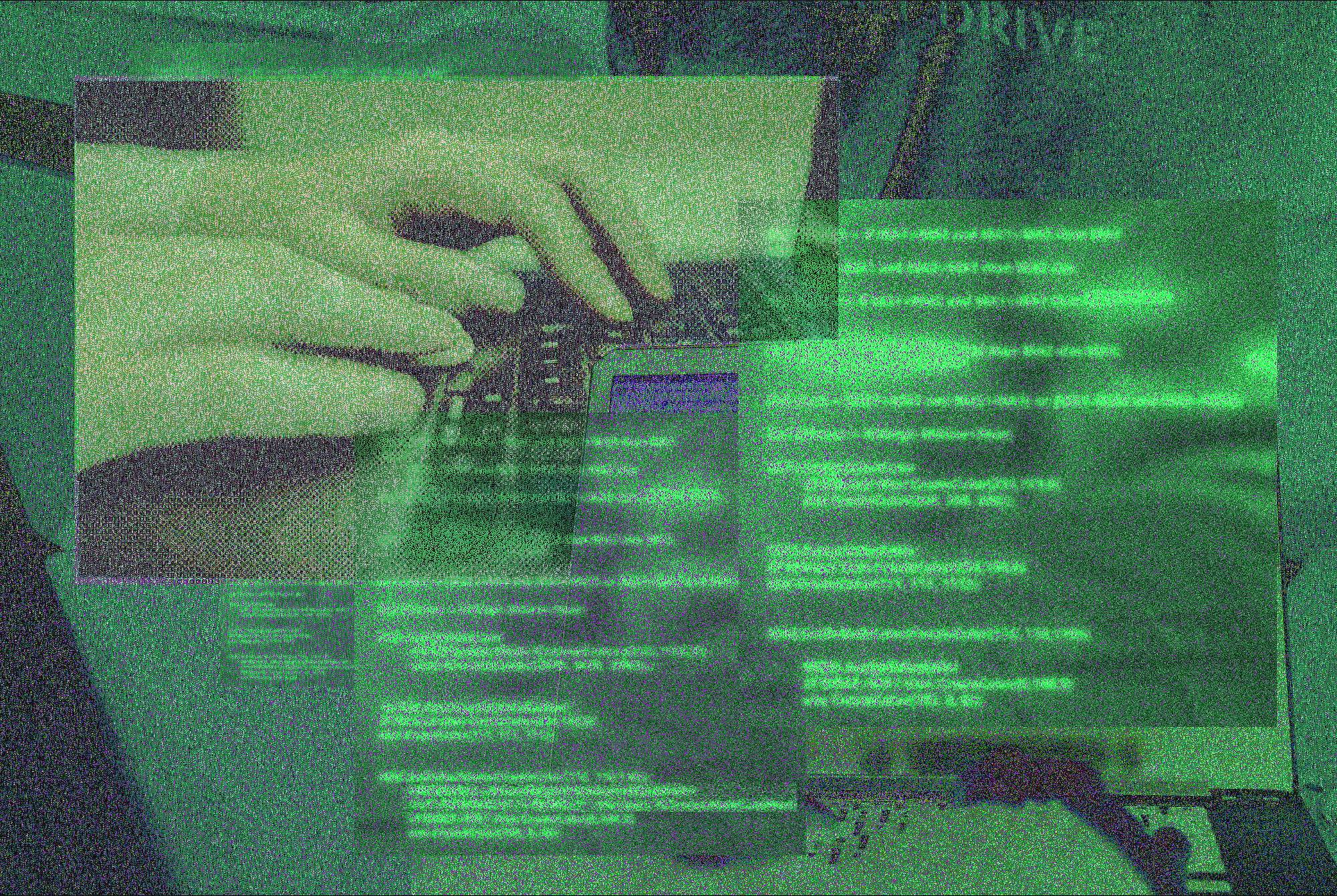 En collage av linjer med tekst og en person som holder hendene på et laptoptastatur