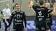 Geir Olsen / NTB Håndballspillere i svarte drakter feirer på banen. En spiller med draktnummer 77 ser mot siden. Bak henne hyller to lagvenninner hverandre med en high-five. En nøytral bakgrunn med publikumsplasser er synlig i bakgrunnen. (Bildebeskrivelsen er laget av en KI-tjeneste)