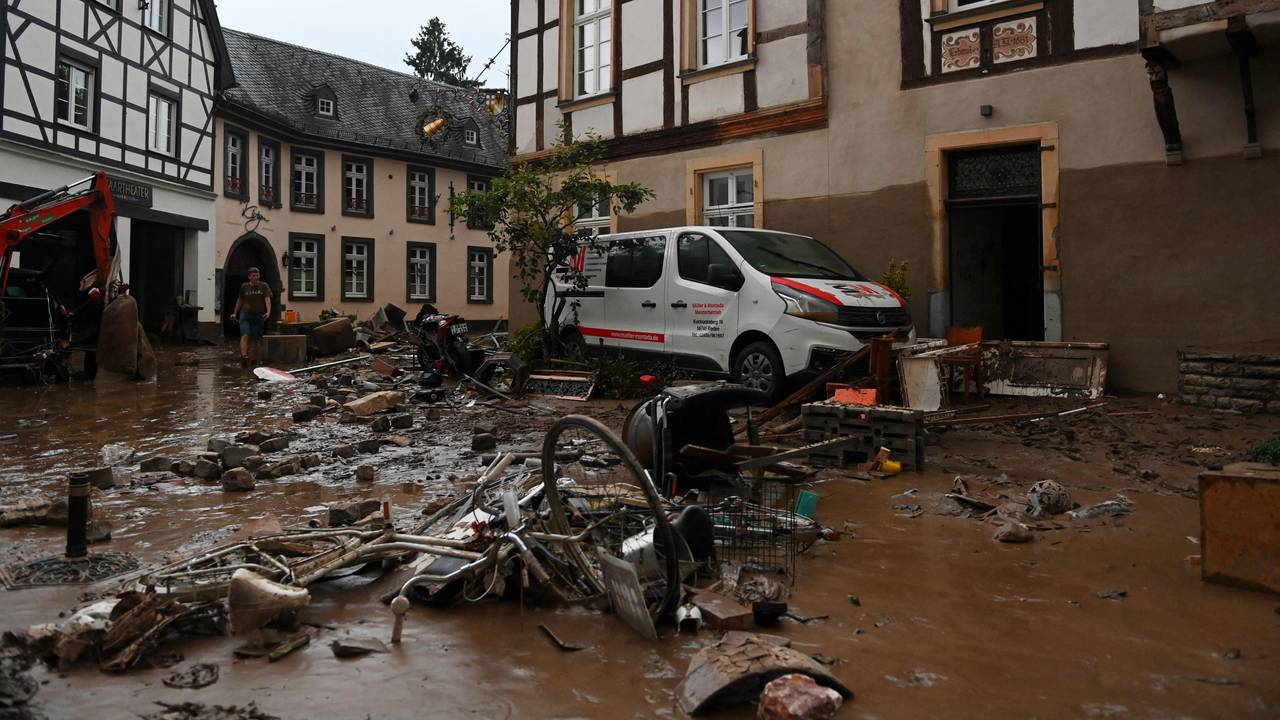 Ødelagte sykler og annet skrot ligger i gatene i Ahrweiler-Bad Neuenahr.