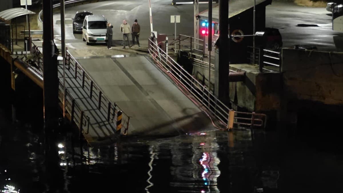 Bilen til Daniel ble hengende utenfor ferga: – Takknemlig for at det ikke gikk verre