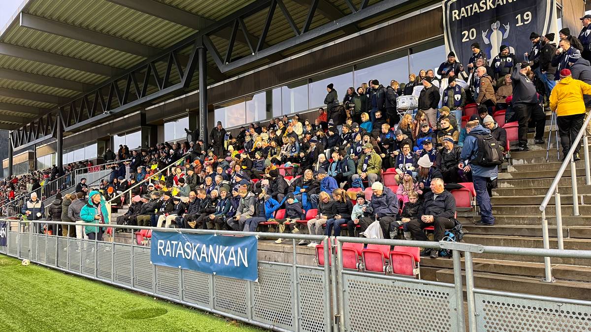 10 gule kort og sjølvmål i nittiande minutt