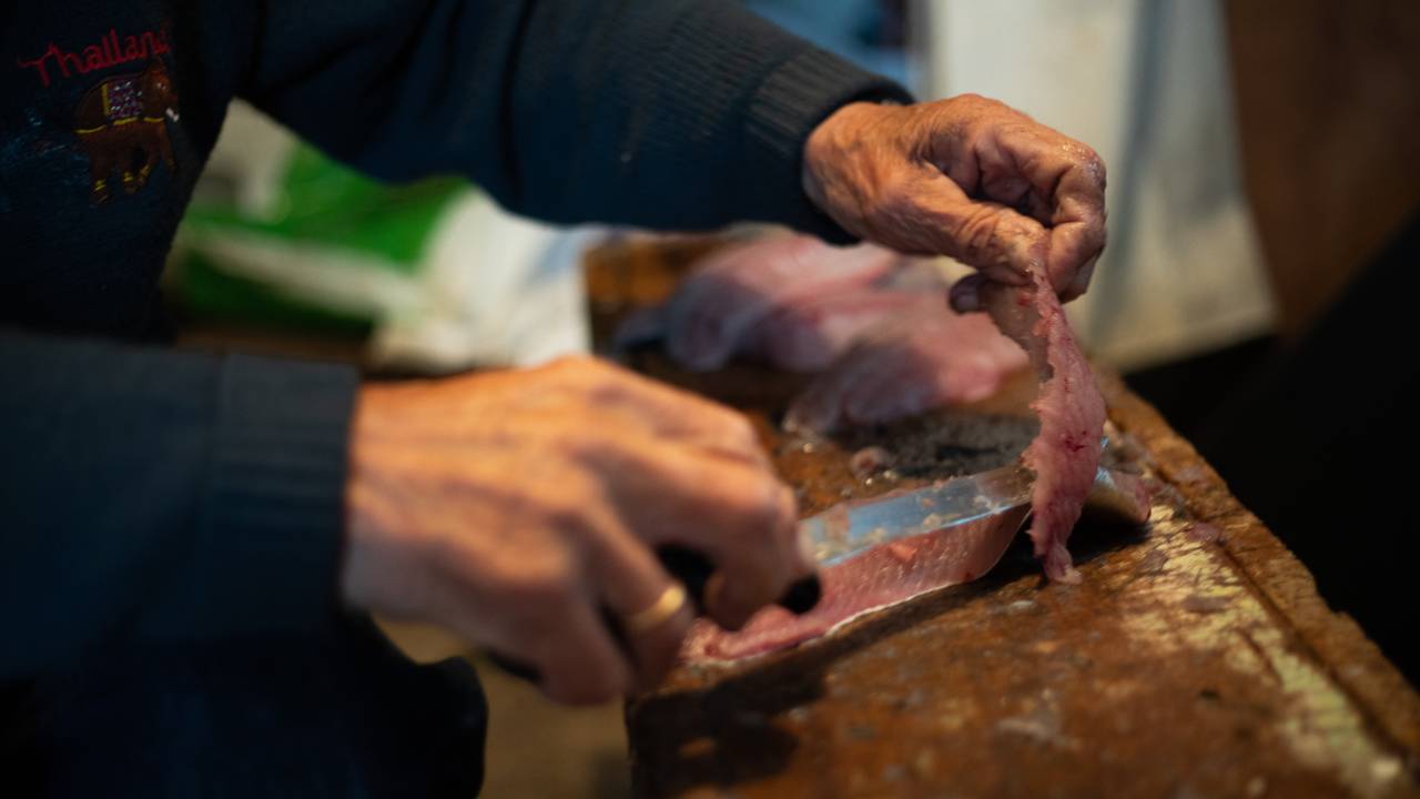Oddvar Olsen sløyer fisk i kjelleren i barndomshjemmet.