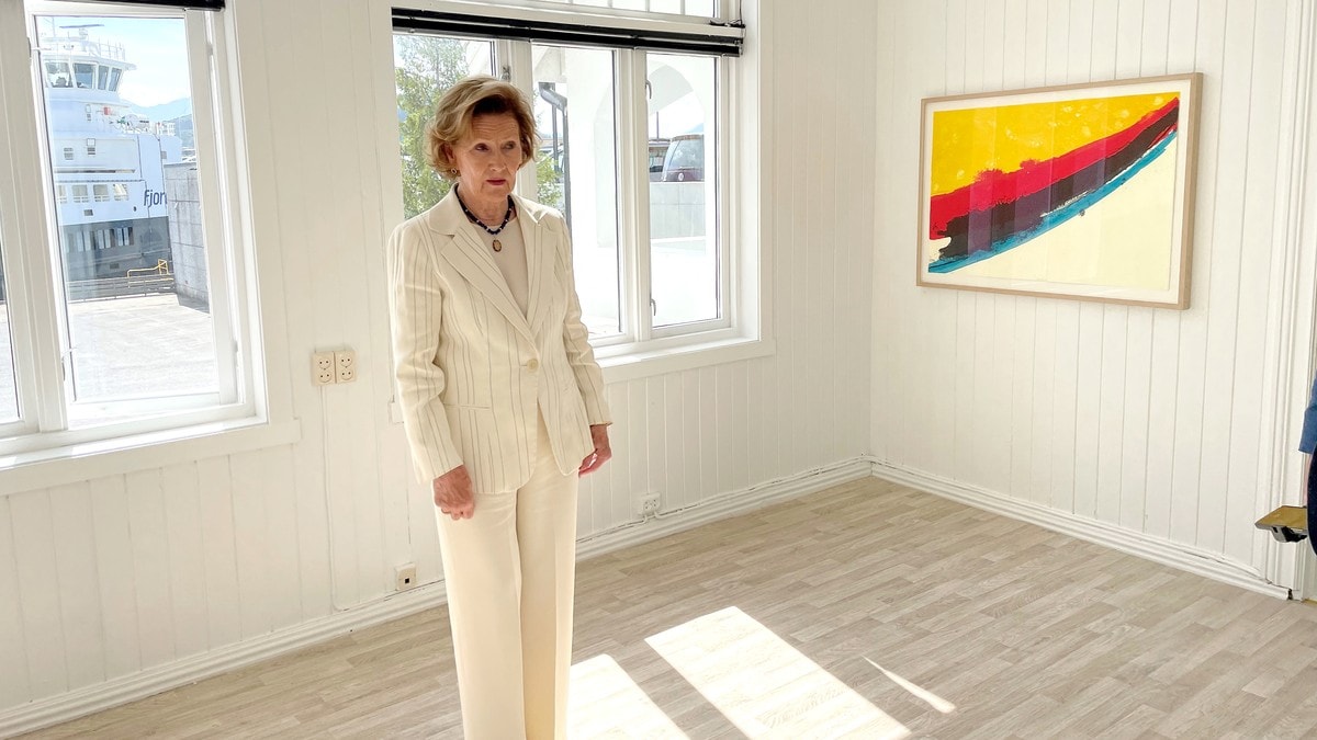Her kan folk kjøpe dronning Sonja sin kunst i sommar