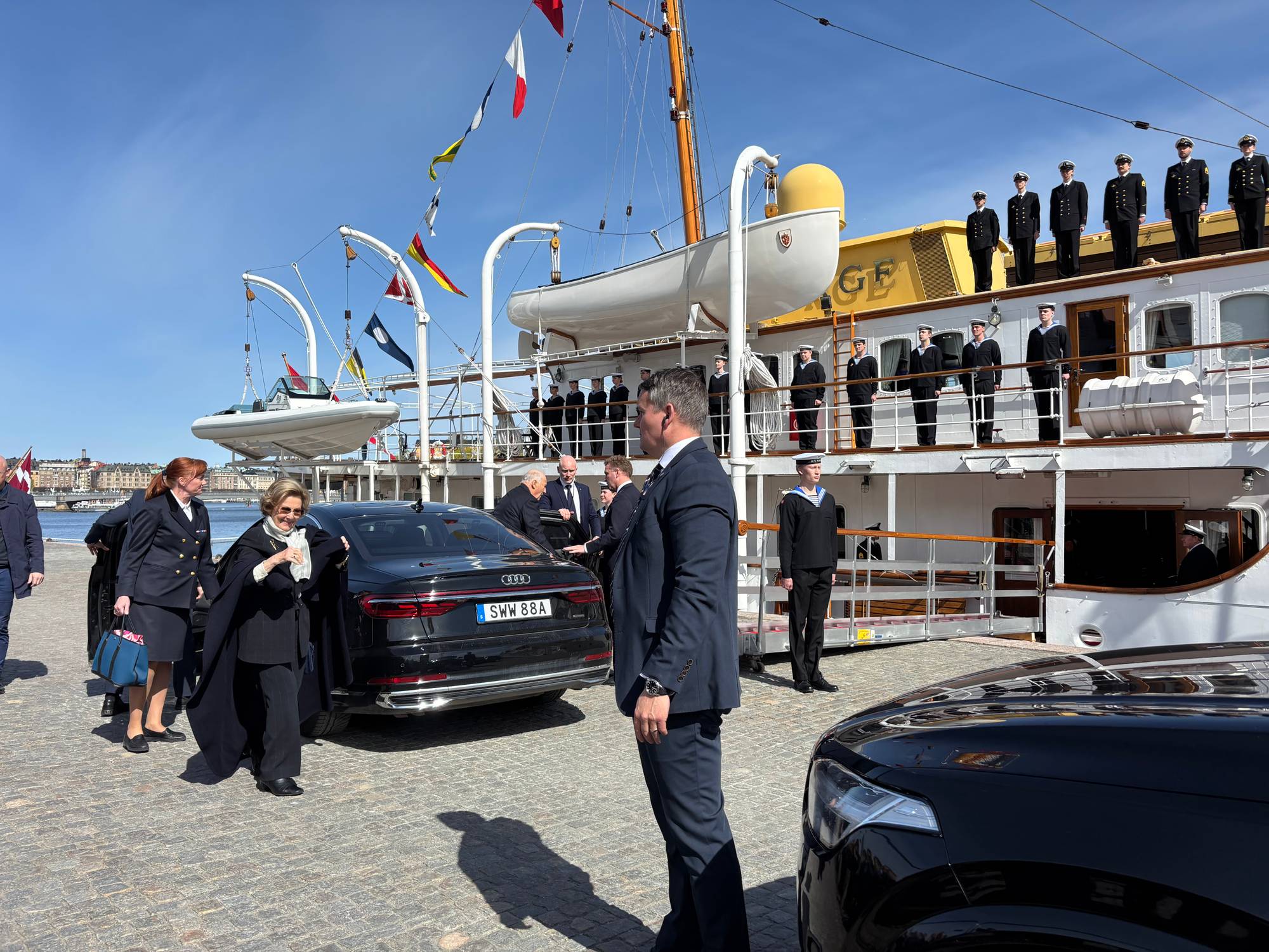 Kong Harald og dronning Sonja ankommer Stockholm og går om bord kongeskipet "Norge"
