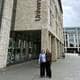 Privat To unge, kvinnelige studenter ved en bygning