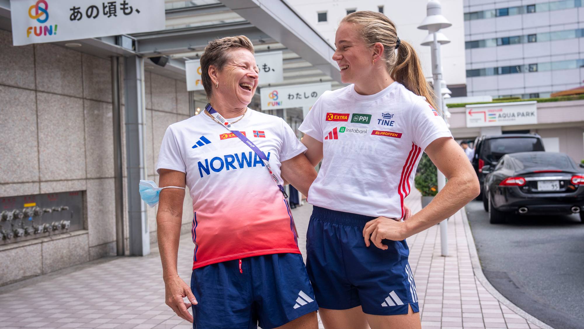 et par kvinner iført atletiske uniformer