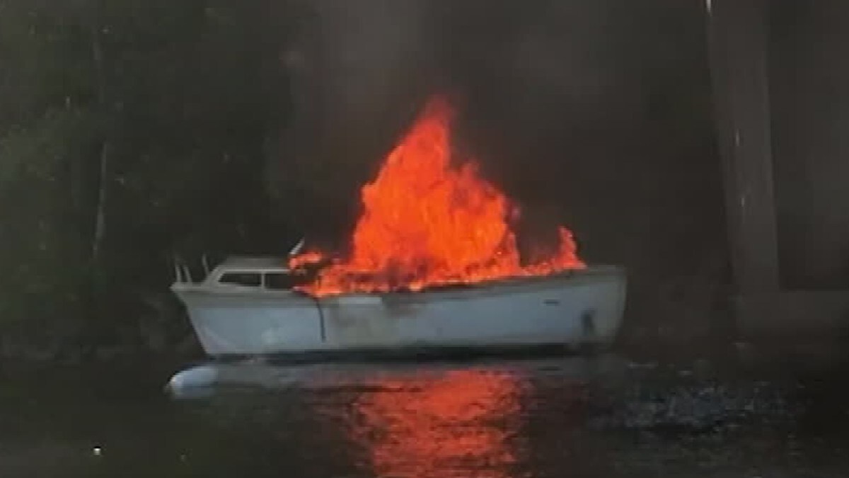 Frykter flere båtbranner i år: Plastsjekta til Casper tok full fyr på sekunder