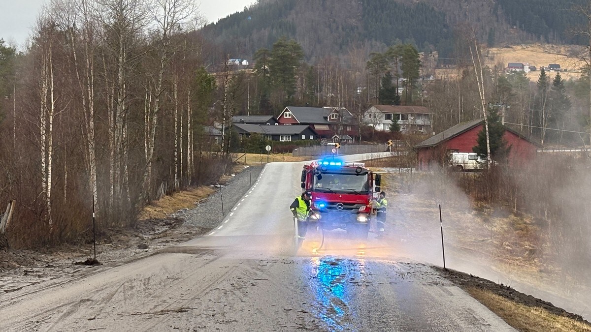 Betongvegg i gjødselkjellar kollapsa – store mengder kumøk har runne ned på europaveg