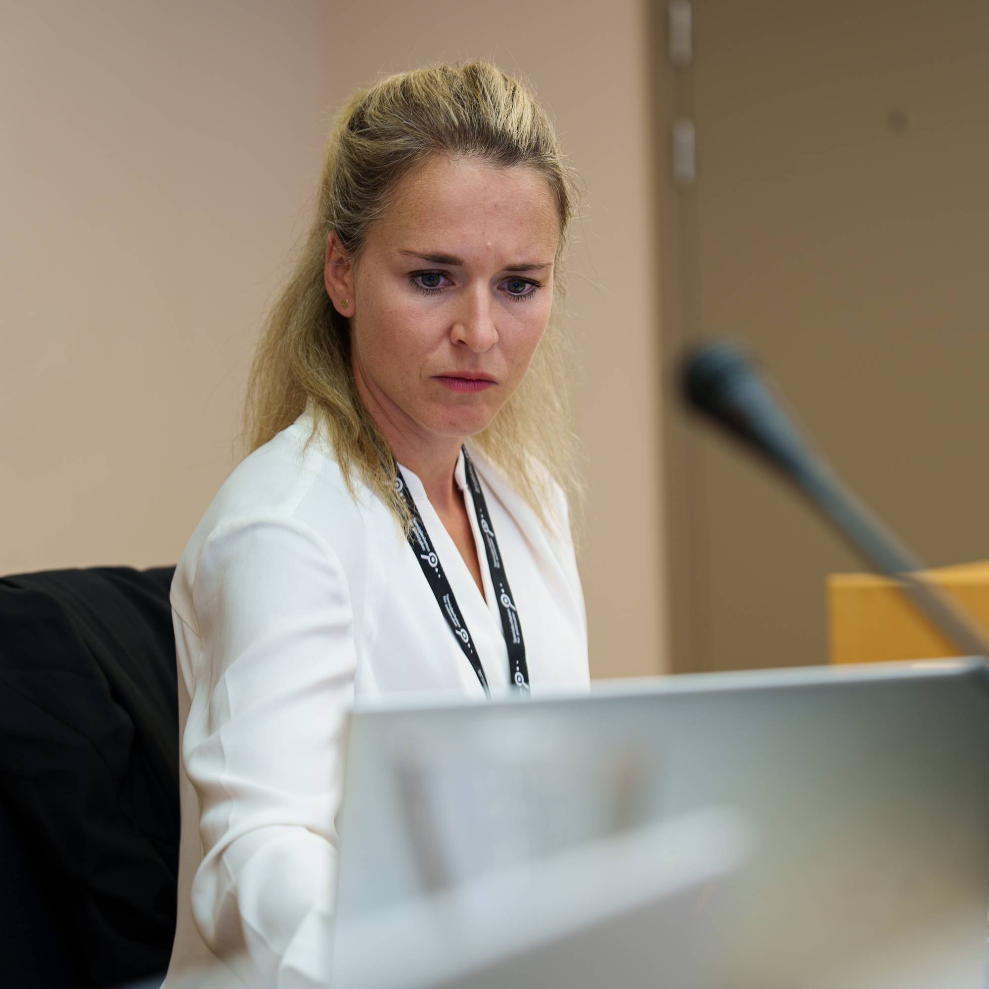 en dame med blondt hår og hvit skjorte