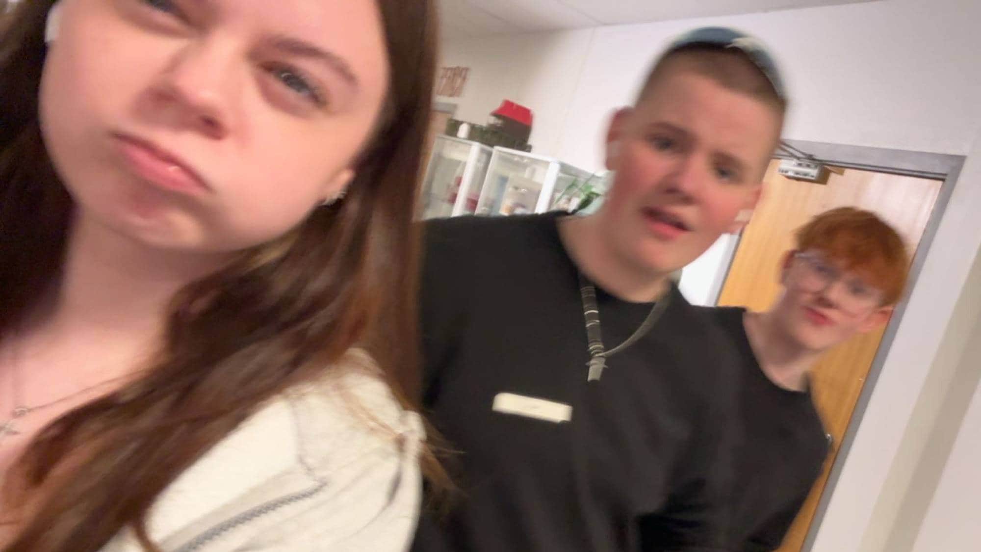 Tre ungdom som tar selfie i speilet