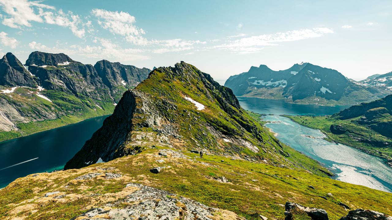Brunaksla og Olatinden sett fra veien opp til Helvetestind