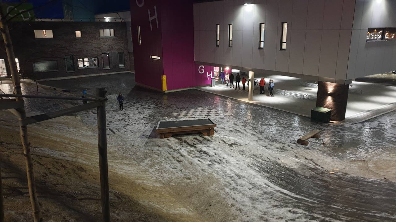 Taket på gapahuken ved Harstad skole falt ned, pga uværet Frank