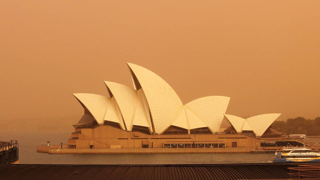 Operahuset i Sydney med bakteppe av røyk fra alle bushbrannene i nærheten av byen.