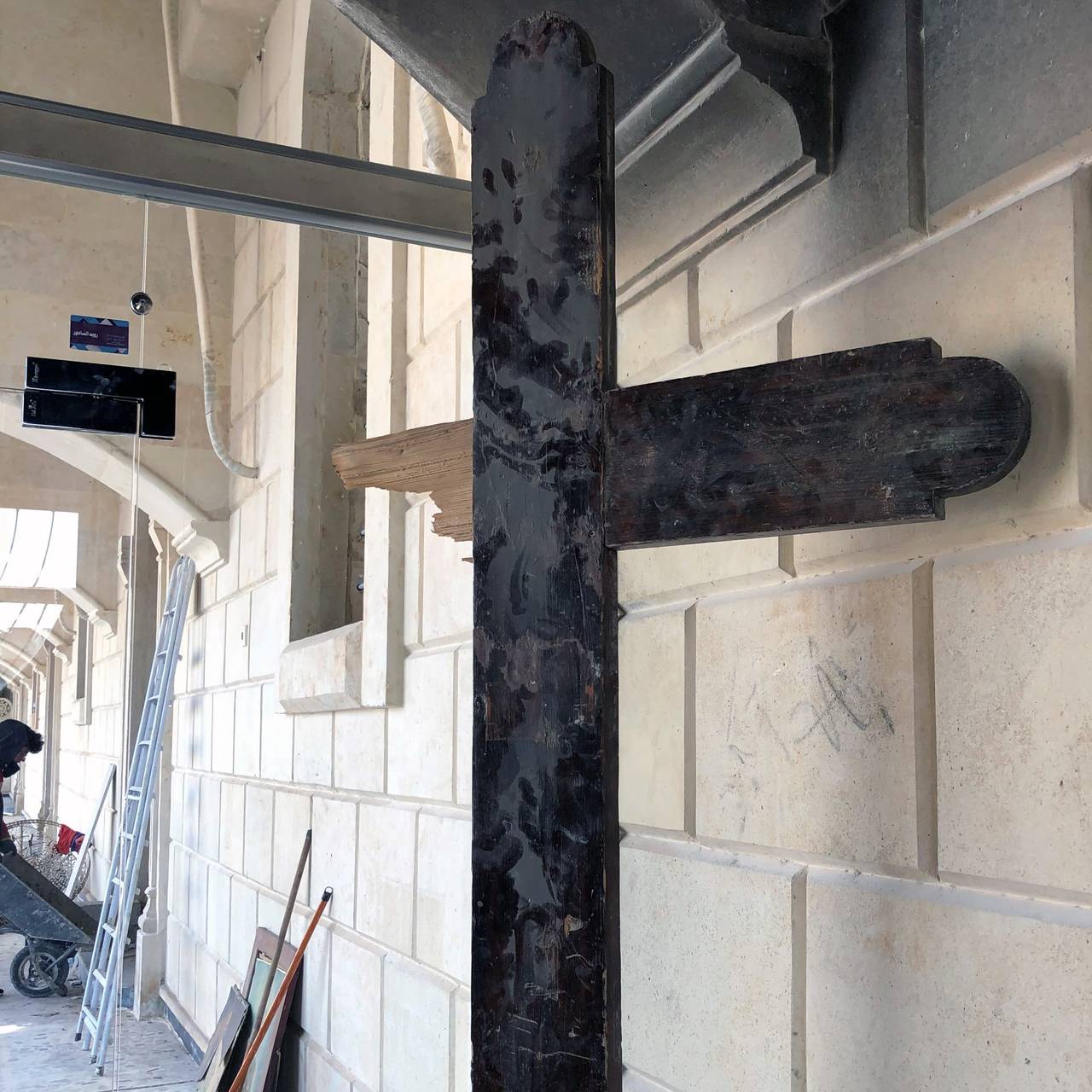 Ødelagt kors fra kirken i Qaraqosh, Irak.