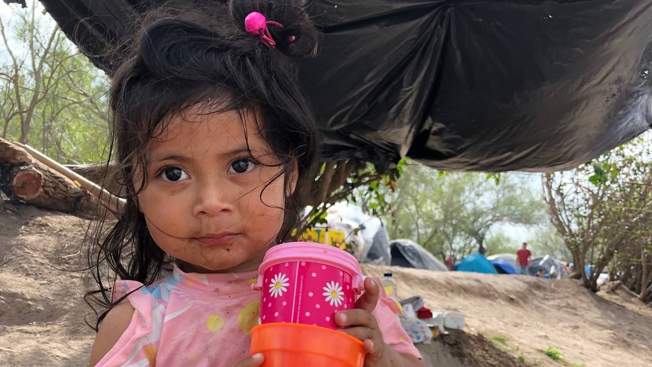 Jente i migrantleiren på grensa mellom Mexico og USA