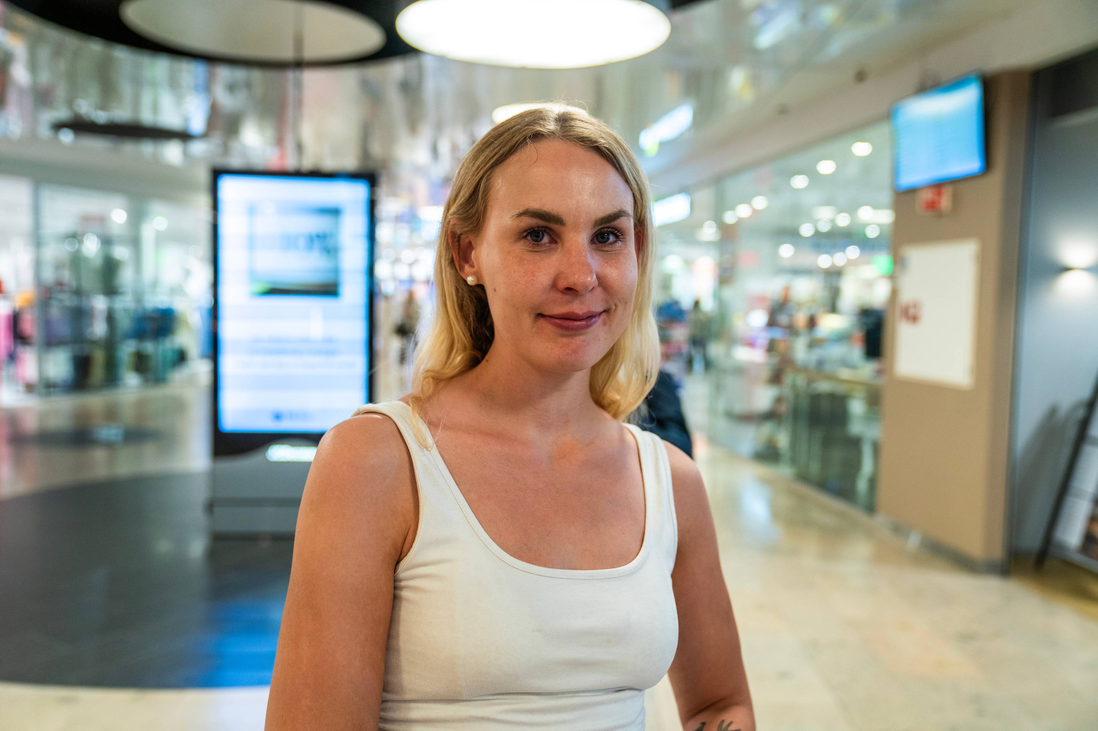 En kvinne i hvit singlet (Bildebeskrivelsen er laget av en KI-tjeneste)