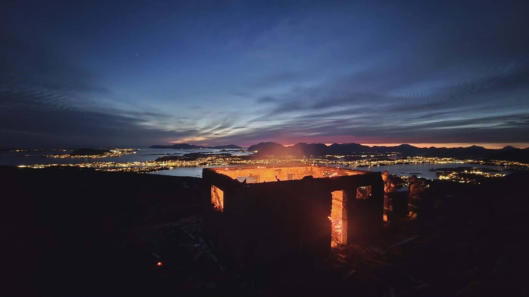 Brannvesenet sine bilde frå brann på Sulafjellet