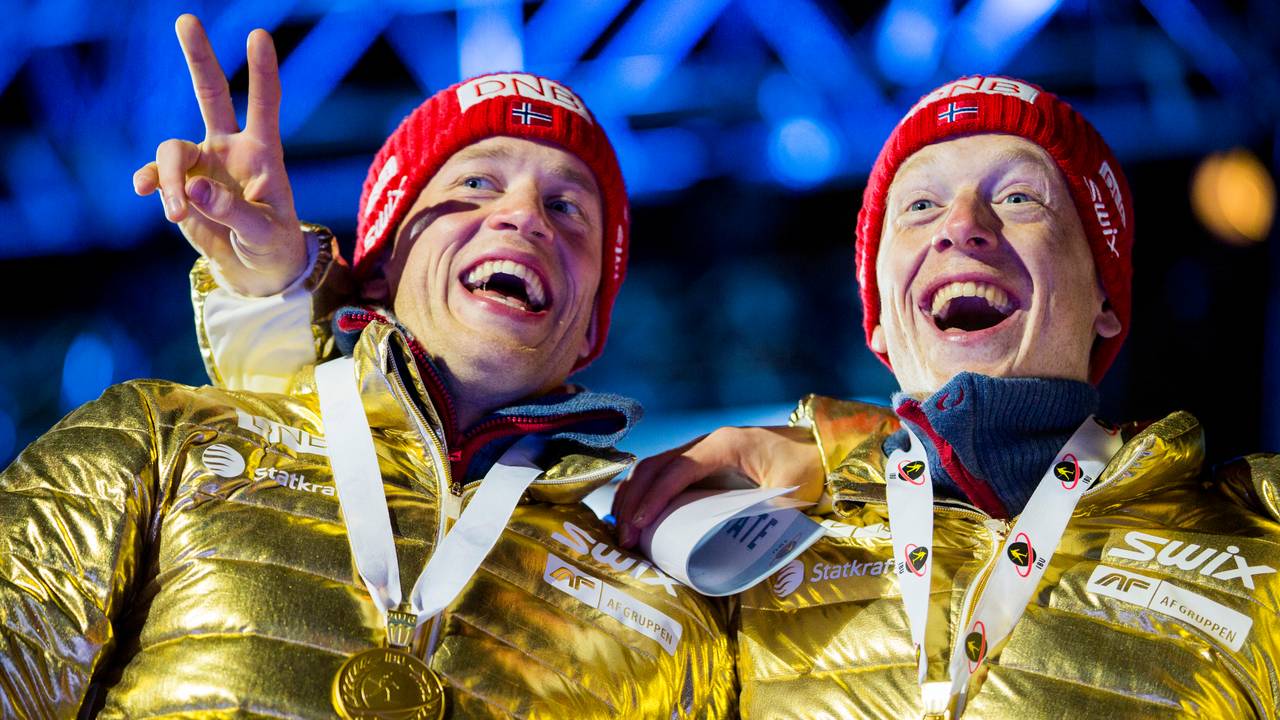 Johannes Thingnes Bø og Tarjei Bø (t.v.) med gullmedaljen etter medaljeseremoni for 4 x 7,5 km stafett for menn på universitetsplassen i Oslo lørdag kveld.