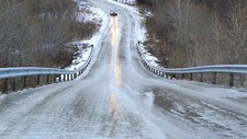 GLATT: Slik ser veiene ut på Ansnes på Hitra torsdag morgen.