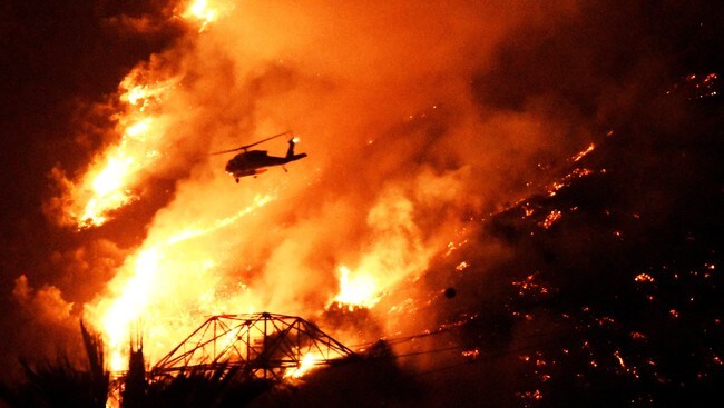 Brannhelikopter over Azusa, California
