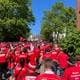 Khorshid Rafei Tari Brann-supportarar på St. Hanshaugen før cupfinale i 2023